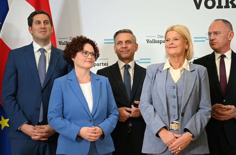 From left: Alexander Pröll, Elisabeth Zehetner, Wolfgang Hattmannsdorfer, Minister of Defense Klaudia Tanner and Minister of the Interior Gerhard Karner (Bild: APA/HELMUT FOHRINGER)