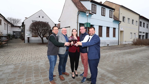 A "House of Wine" is planned in Gols as a vinophile meeting place. This has already been toasted with Herbert Oschep (2nd from right). (Bild: Reinhard Judt)