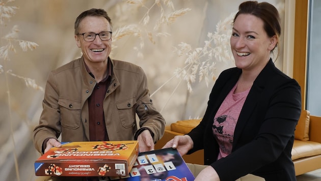 Beim Übersiedeln: Gottfried Jakober mit Denise Mühlbacher (Bild: Markus Tschepp)