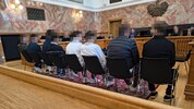 Die Angeklagten in einer Reihe in der Mitte des Verhandlungssaales.