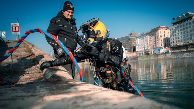 The diver ventured into the Danube Canal in the freezing cold. (Bild: Michael Horak)