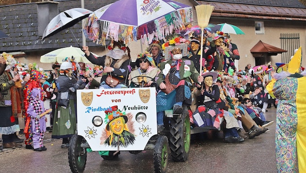 In the carnival stronghold of Ebensee, the rags parade through the town and throw the unvarnished truth at their "victims" with biting humor. (Bild: Hörmandinger Marion)