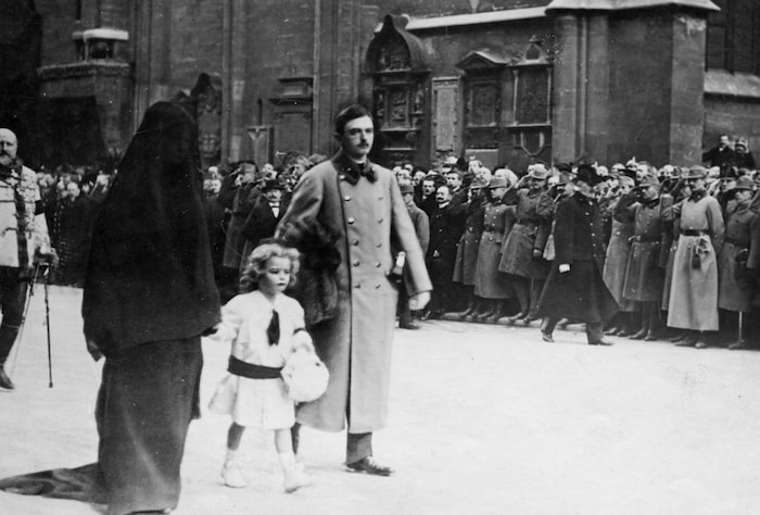Kaiser Karl brach mit der bisherigen Tradition: Statt allein folgte er in Begleitung seiner ...