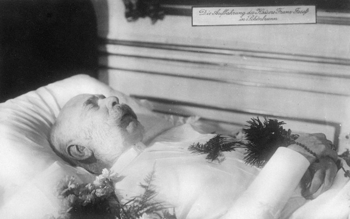 Kaiser Franz Joseph kurz nachdem sein Tod festgestellt wurde, erst später kleidete man ihn in ...