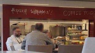 Noch eine schnelle Stärkung in der Cafeteria am Landesgericht Eisenstadt, und dann werden die Nachbarn erzählen, dass sie einander noch nie gesehen haben. „Wir sind erst befreundet, seit das passiert ist.“ (Bild: HS, Krone KREATIV)