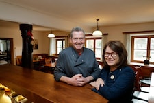 Nach vier Jahren ist wieder Schluss: Wirt Josef Hillerzeder und Köchin Ulli Walzinger verköstigen noch bis 27. April ihre Gäste. (Bild: Markus Tschepp)