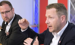Die beiden FPÖ-Generalsekretäre Christian Hafenecker (li.) und Michael Schnedlitz schießen ...