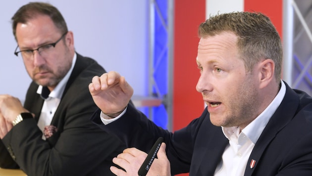 Die beiden FPÖ-Generalsekretäre Christian Hafenecker (li.) und Michael Schnedlitz schießen scharf gegen die Zucker-Koalition. (Bild: APA/ROBERT JAEGER)