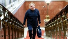 Korinna Schumann, die Frauenvorsitzende des ÖGB, wurde am Montag als Ministerin für Arbeit und Soziales angelobt. (Bild: APA/MAX SLOVENCIK)