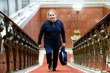 Korinna Schumann, die Frauenvorsitzende des ÖGB, wurde am Montag als Ministerin für Arbeit und Soziales angelobt. (Bild: APA/MAX SLOVENCIK)