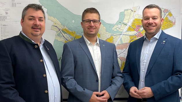 Current mayor Gustav Glöckler (left), future mayor Florian Pfaffelmaier (center) and future FPÖ deputy mayor Gernot Forster. (Bild: ZVG Gemeinde Wöllersdorf-Steinabrückl)