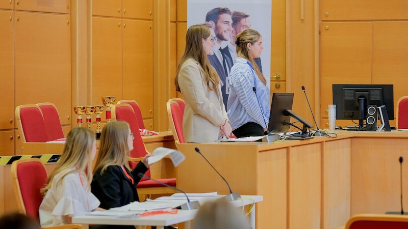 Auch die Anklagebank war von Schülern besetzt (Bild: Horst Einöder/Flashpictures)