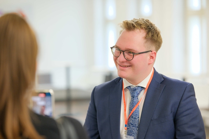 Leonard Durstberger und das Team von der Business Academy Linz-Auhof brachten Sims ungeschoren ...