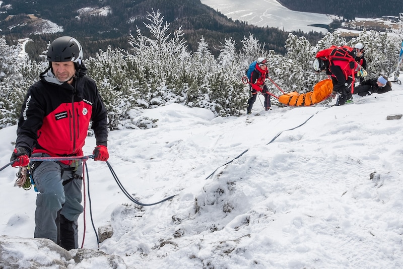 A rescue in rough terrain usually requires twelve people. (Bild: Seebacher Doris)