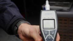 Ein Alkotest wurde am Unfalllenker durchgeführt. Nicht nur wegen der leichten Alkoholisierung ...