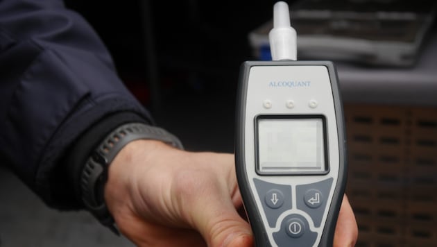 Ein Alkotest wurde am Unfalllenker durchgeführt. Nicht nur wegen der leichten Alkoholisierung ...