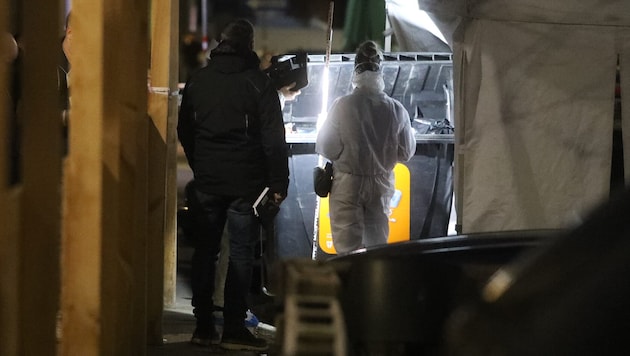 Major operation in Quellenstrasse after the discovery of a suitcase containing body parts. (Bild: Jöchl Martin)