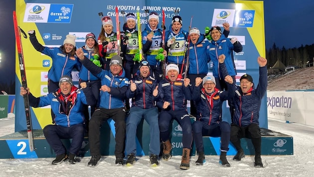 How Biathlon Austria is celebrating the medal in the mixed relay (Bild: Vettori/Biathlon Austria)