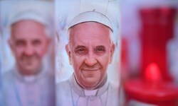 Bei der Poliklinik Agostino Gemelli in Rom brennen Kerzen für Papst Franziskus.