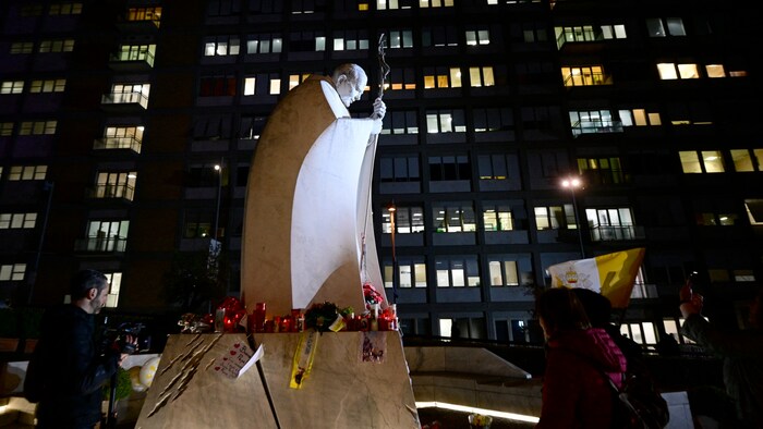 Ein nachts aufgenommenes Foto zeigt die Statue von Johannes Paul II. am ...