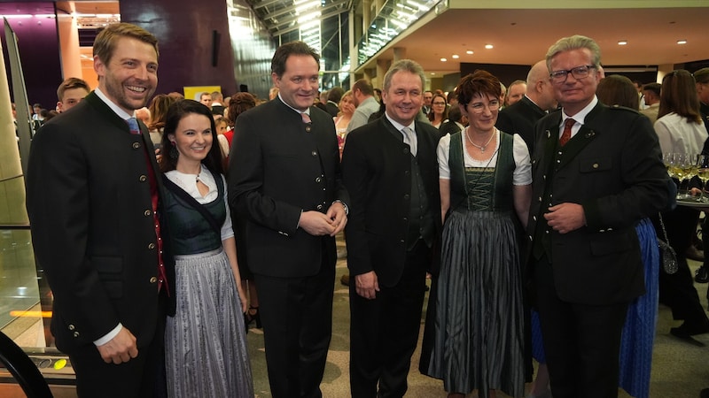 Unternehmer Philipp Gady und Anwältin Nadina Eugster, Landwirtschaftsminister Norbert Totschnig, Noch-Landwirtschaftskammerpräsident Franz Titschbacher mit Gattin Ulrike sowie zweiter Landtagspräsident Christopher Drexler. (Bild: Pail Sepp)