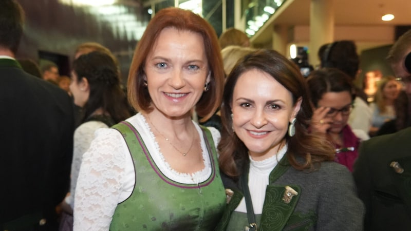 Starke, schwarze Frauen: Landesrätin Simone Schmiedtbauer (li.) mit Corinna Scharzenberger (Bauernbunddirektorin). (Bild: Pail Sepp)