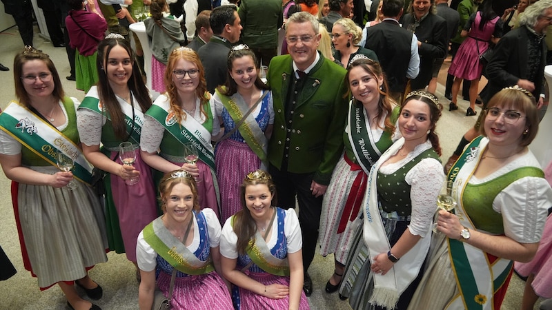 Bauernbundball-Direktor und Ballorganisator Franz Tonner (hier umringt von steirischen Hoheiten) ist traditionell der letzte Gast, der die Halle verlässt. (Bild: Pail Sepp)