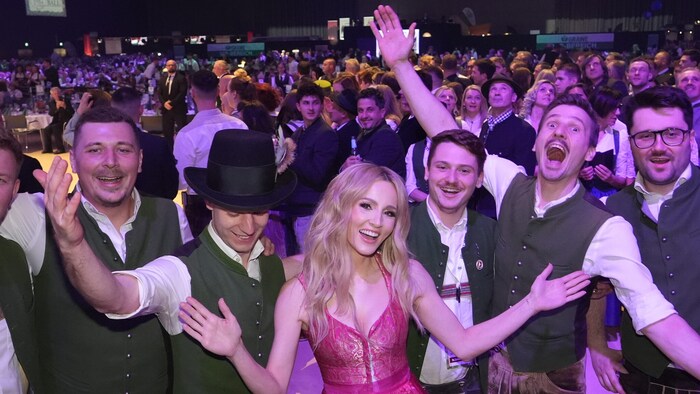 Stargast Melissa Naschenweng heizt den Ballbesuchern ein.