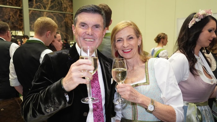 Premiere am Bauernbundball: Skisprung-Legende Hupo Neuper kam mit Ehefrau Claudia in die ...