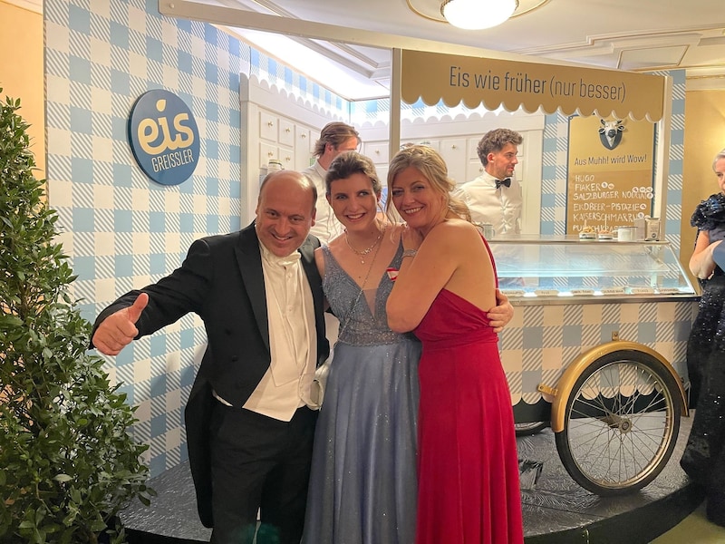 Babsi traf beim Opernball auch Andrea und Georg Blochberger, Chefs von ihrem bisherigen Kopfsponsor „Eis-Greissler“. (Bild: Petra Aigner)