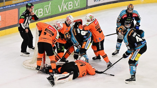 Szenen wie diese gibt es bald wieder zu sehen – bei Black Wings Linz gegen Graz 99ers im ICE-Viertelfinale! (Bild: BWL/Reinhard Eisenbauer)