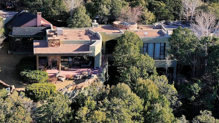 According to investigators, Gene Hackman died around a week after his Betsy. The actor, who suffered from dementia, had been living next to his dead wife in the villa in Santa Fe during this time.