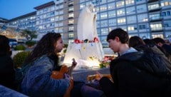 Papst Franziskus eine ruhige Nacht in der Universitätsklinik Agostino Gemelli (im Bildhintergrund) in Rom verbracht. (Bild: EPA)