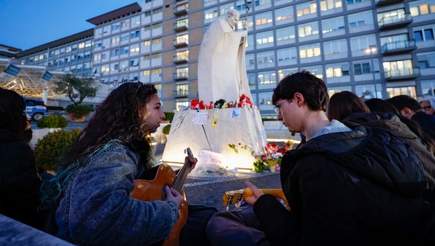 Pope Francis spent a quiet night in the Agostino Gemelli University Hospital (in the background) in Rome. (Bild: EPA)