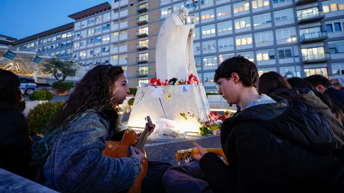 Papst Franziskus hat eine ruhige Nacht in der Universitätsklinik Agostino Gemelli (im Bildhintergrund) in Rom verbracht.