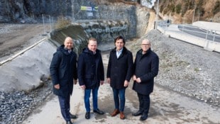 Landesrat Marco Tittler, Landesstatthalter Christof Bitschi sowie die beiden Standortbürgermeister Manfred Rädler (Feldkirch) und Walter Gohm (Frastanz) bei der Baustellenbesichtigung.   (Bild: Bernd Hofmeister)