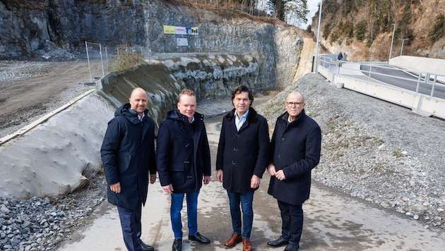 Landesrat Marco Tittler, Landesstatthalter Christof Bitschi sowie die beiden Standortbürgermeister Manfred Rädler (Feldkirch) und Walter Gohm (Frastanz) bei der Baustellenbesichtigung.   (Bild: Bernd Hofmeister)