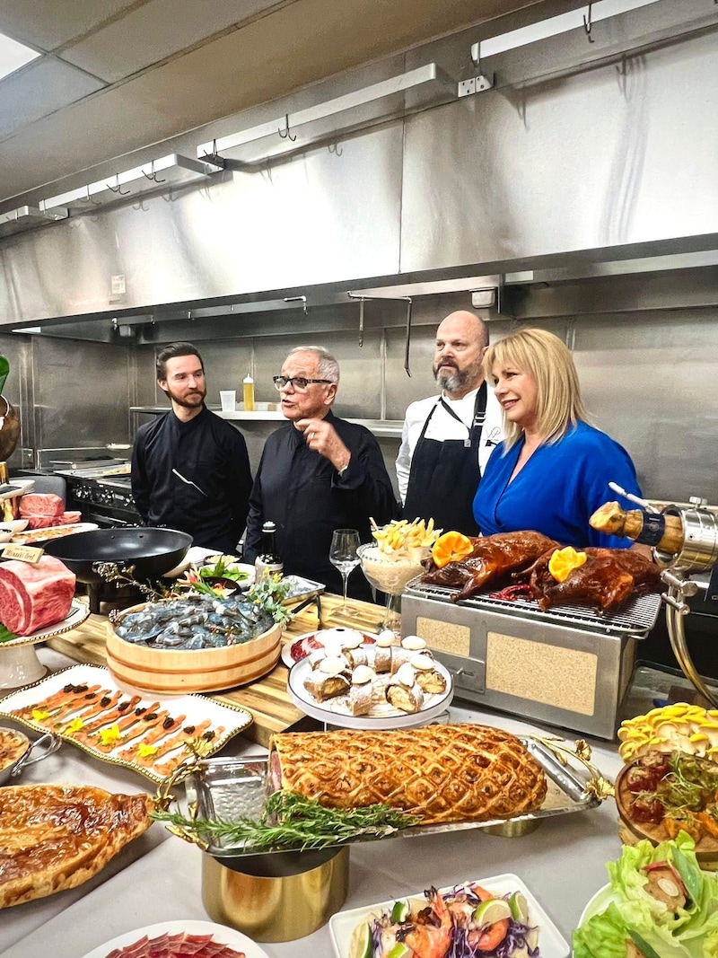 Wolfgang Puck erklärt, wie sich die blauen Garnelen aus Rottenmann zum Top-Gericht für die Stars in Hollywood verwandeln. (Bild: Privat)