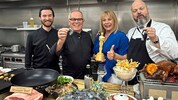 Byron und Wolfgang Puck mit Eva Keferböck Geschäftsführerin der „White Panther“-Produktion, die ...