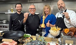 Byron und Wolfgang Puck mit Eva Keferböck Geschäftsführerin der „White Panther“-Produktion, die ...