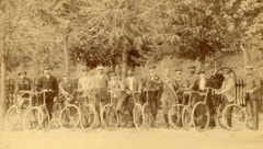 Der Radfahrclub Velden im Jahr 1897: Frauen waren damals bei Radfahrvereinen noch in der Minderheit. (Bild: Archiv der Marktgemeinde Velden, Krone KREATIV)