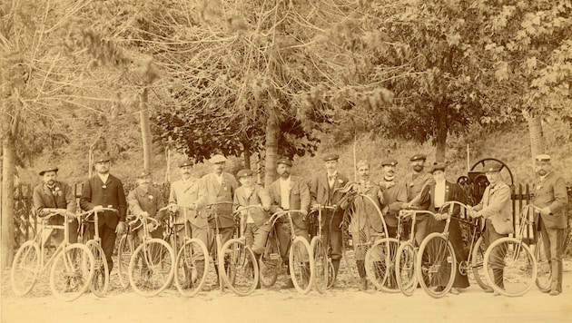 Der Radfahrclub Velden im Jahr 1897: Frauen waren damals bei Radfahrvereinen noch in der Minderheit. (Bild: Archiv der Marktgemeinde Velden, Krone KREATIV)