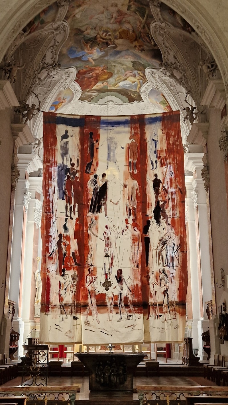 In der heurigen Fastenzeit verhängt Hedwigs Tuch den Altar der Pfarrkirche St. Andrä in seiner Heimatstadt. (Bild: Michael Hedwig)