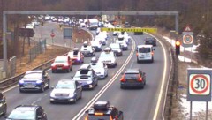 Am Samstagvormittag wurde vor dem Lermooser Tunnel der Verkehr zeitweise blockweise abgefertigt. (Bild: Land Tirol (Webcam), Krone KREATIV)