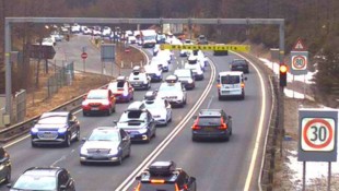 Am Samstagvormittag wurde vor dem Lermooser Tunnel der Verkehr zeitweise blockweise abgefertigt. (Bild: Land Tirol (Webcam), Krone KREATIV)