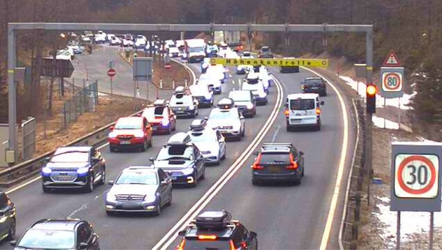 Am Samstagvormittag wurde vor dem Lermooser Tunnel der Verkehr zeitweise blockweise abgefertigt. (Bild: Land Tirol (Webcam), Krone KREATIV)