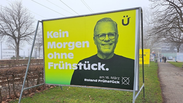 Election posters can be seen everywhere in Vorarlberg at the moment. Not all of them are as creatively designed as those of Bregenz mayoral candidate Rohland Frühstück. (Bild: JOCHEN HOFER)