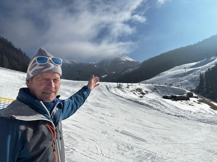 Zeitzeuge Stefan Schiffer zeigt auf die damalige Unfallstelle – den Saureggnock, wo auch das ...