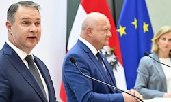 Von links: SPÖ-Chef Andreas Babler, ÖVP-Chef Christian Stocker und NEOS-Chefin Beate ...
