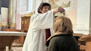 Ahses to go kann jedermann auch im Klagenfurter Dom holen, wo Bischof Josef Marketz, Seelsorgeamtsleiterin Elisabeth Schneider-Brandauer (Foto) und Dompfarrer Peter Allmaier den Segen spenden: am Aschermittwoch von 12 bis 16 Uhr. (Bild: Stadtpastoral Klagenfurt/Binder, Krone KREATIV)